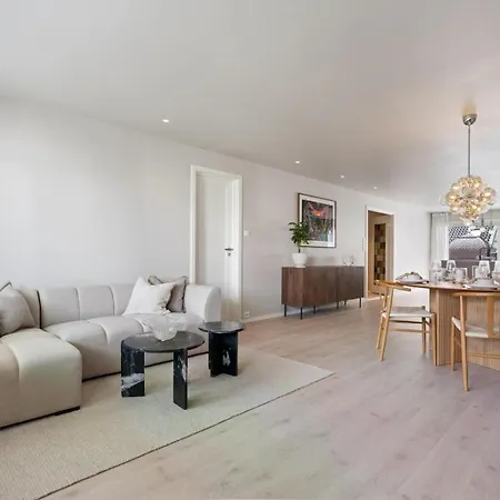Newly Renovated Exclusive Big Apartment, Center, 3 Bedrooms, 2 Bathrooms With Wc And