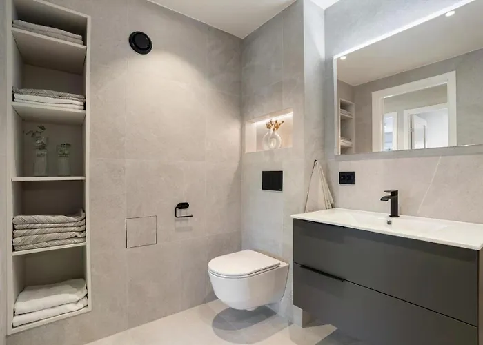 Newly Renovated Exclusive Big Apartment, Center, 3 Bedrooms, 2 Bathrooms With Wc And Lejlighed *