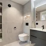 Newly Renovated Exclusive Big Apartment, Center, 3 Bedrooms, 2 Bathrooms With Wc And דירה *