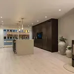 Newly Renovated Exclusive Big Apartment, Center, 3 Bedrooms, 2 Bathrooms With Wc And דירה *